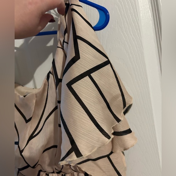 One-shoulder flutter sleeve geometric dress - Picture 5 of 6